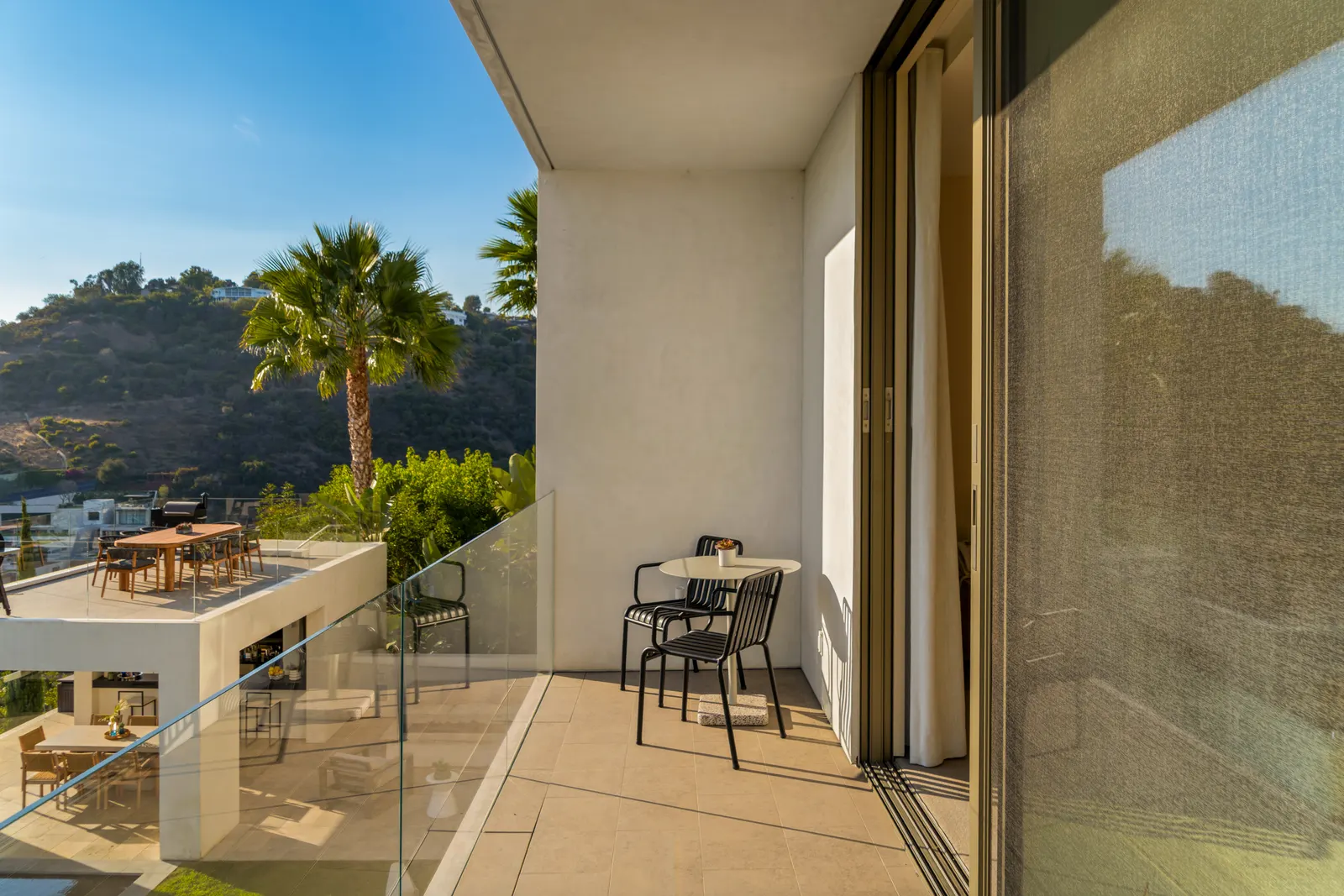 Upper terrace with table and chairs beside the glass balustrade